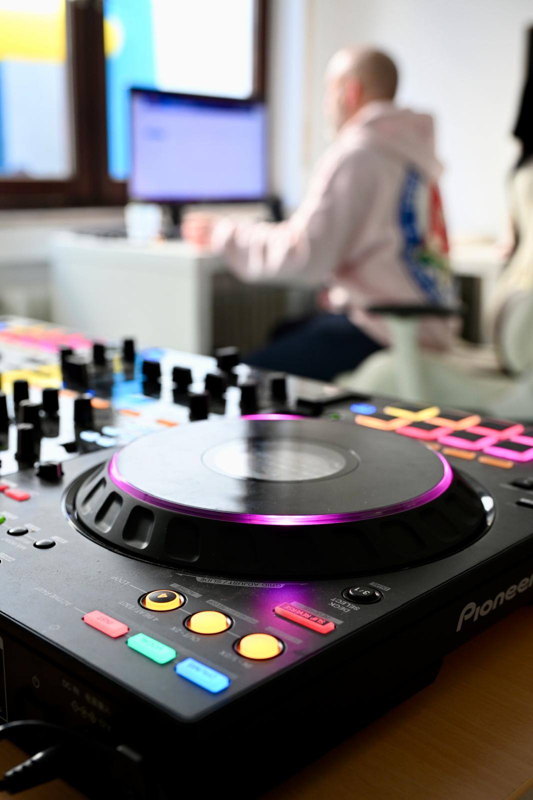 DJ-Pult beim KI & Afterwork – Pioneer-Equipment im Vordergrund